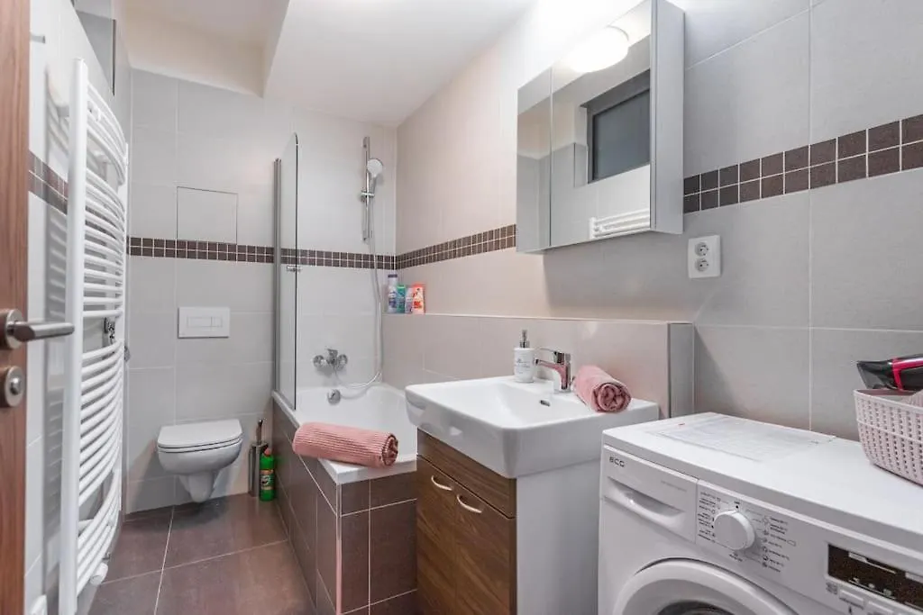 Flat With Bathtub & Balcony, Only 12Min Centrum, 200Mb Wifi Prague Czech Republic