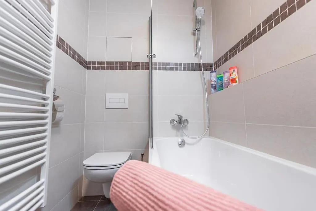 Apartment Flat With Bathtub & Balcony, Only 12Min Centrum, 200Mb Wifi Prague Czech Republic