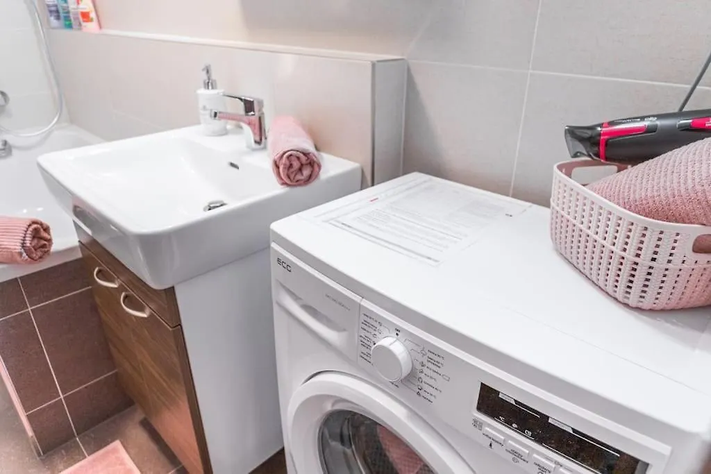 Apartment Flat With Bathtub & Balcony, Only 12Min Centrum, 200Mb Wifi Prague